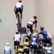 Espectador provoca queda de ciclistas no Tour! (vídeo)