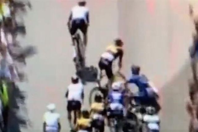 Espectador provoca queda de ciclistas no Tour! (vídeo)