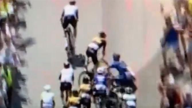 Espectador provoca queda de ciclistas no Tour! (vídeo)
