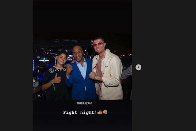 Ronaldo foi ver combate de boxe e encontrou outra lenda