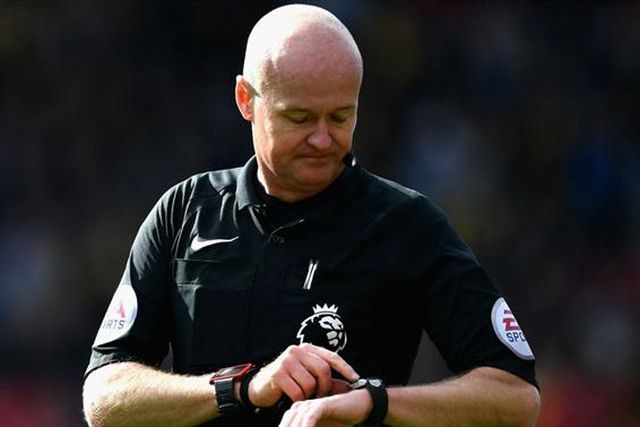 Árbitro que se esqueceu das linhas de fora de jogo no VAR deixa a arbitragem