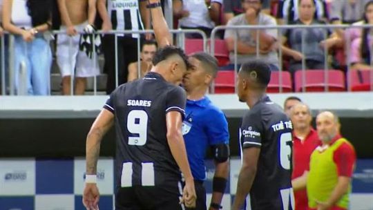 Ex-FC Porto suspenso preventivamente após cabecear árbitro