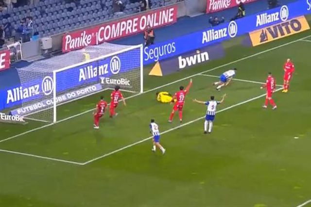 O Dragão explodiu de alegria mas o VAR anulou o golo de Eustaquio (vídeo)