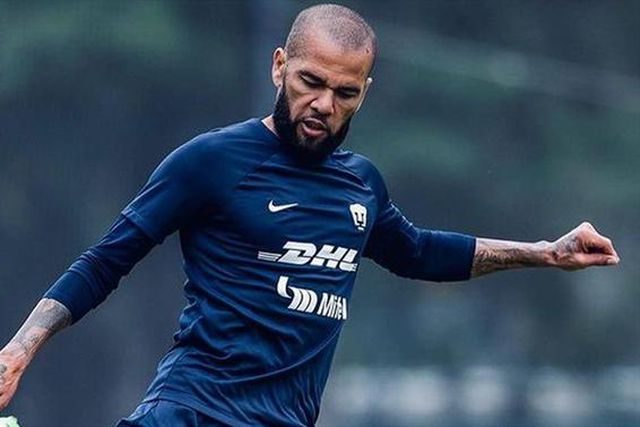 Dani Alves apresenta nova versão e diz ser «vítima»: «Ela atirou-se a mim...»