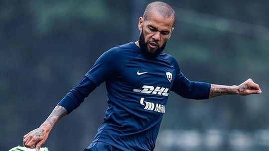 Dani Alves apresenta nova versão e diz ser «vítima»: «Ela atirou-se a mim...»