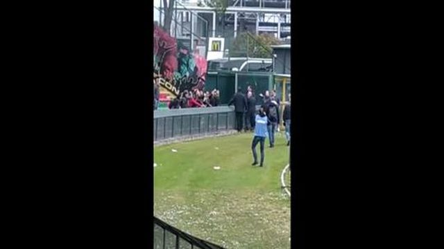 Presidente cospe nos próprios adeptos do clube