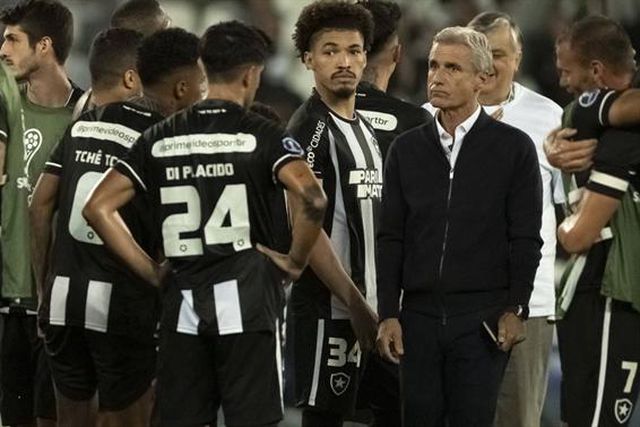 Botafogo empata e Luís Castro é vaiado no 'último' jogo (vídeo)