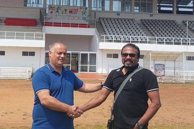 Bicampeão aposta em treinador português