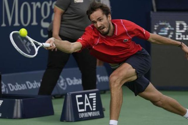 Imparável Medvedev passa por Djokovic rumo à final no Dubai