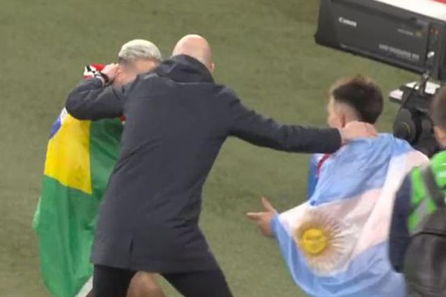 Após conquistar título, Ten Hag dançou no relvado e ainda teve uma espera especial (vídeos)