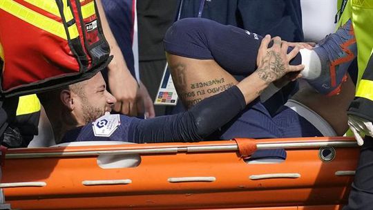 Alerta por Neymar: lesão no tornozelo obriga a sair de maca (vídeo)