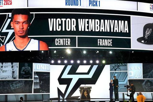 Wembanyama em lágrimas, Popovich entusiamado: «Ele não é o LeBron nem o Kobe, é o Victor»