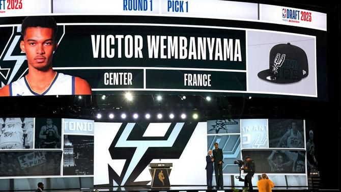 Wembanyama em lágrimas, Popovich entusiamado: «Ele não é o LeBron nem o Kobe, é o Victor»