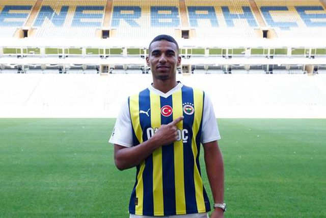 Oficial: central ganês para o anterior clube de Jorge Jesus