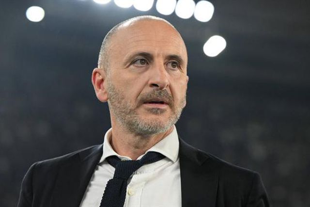 Diretor confessa ter conta falsa nas redes sociais para… seguir esposas dos jogadores