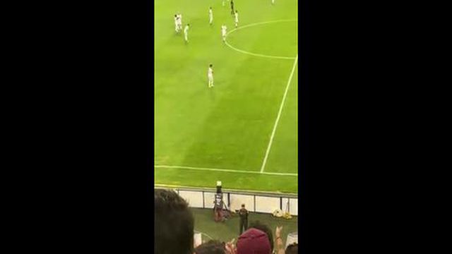 Jogador é agredido por adepto, responde, é expulso e o jogo acaba suspenso