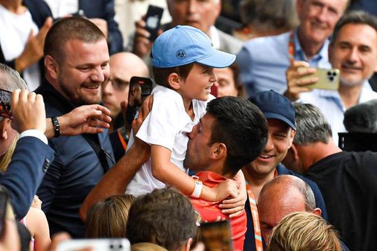 Filho de Djokovic sabe apanhar bolas (vídeo)