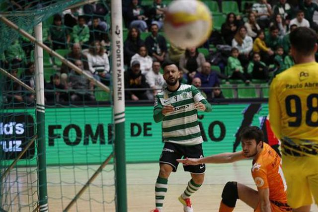 Sporting goleia Candoso e sobe ao segundo lugar