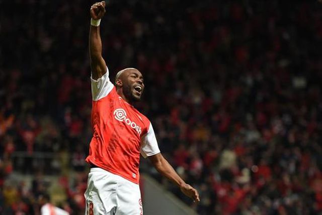 Queixa contra Al Musrati por gestos obscenos (com foto)