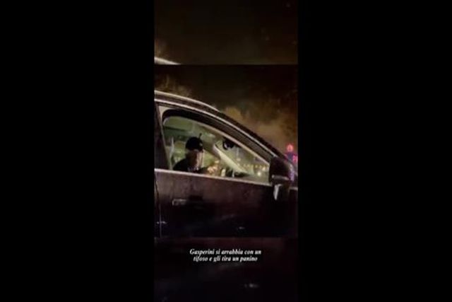 Gasperini foi insultado por adeptos do Milan… e respondeu a atirar uma sanduíche