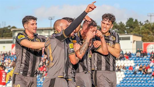 V. Guimarães confirma boa fase nos Açores e inferno do Santa Clara continua (veja o resumo)