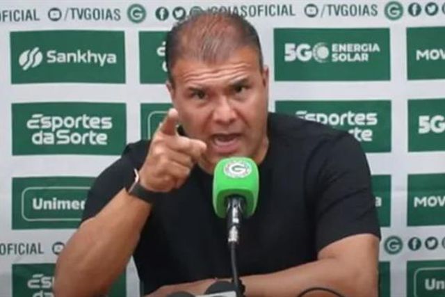 Após derrota, Armando Evangelista não fala e vice-presidente ‘atira-se’ à arbitragem: «Isto é um escândalo» (vídeo)