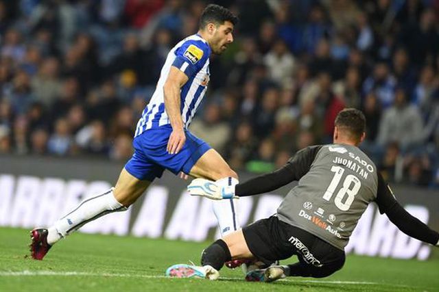 Taremi tentou ‘cavar’ penálti, árbitro mandou seguir (vídeo)