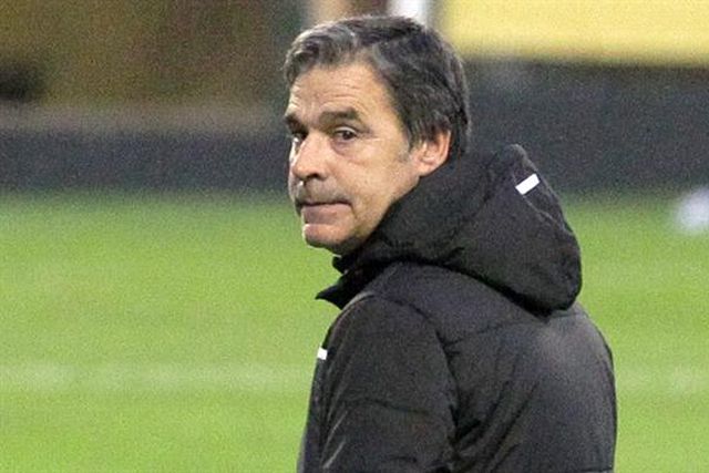 Miguel Leal em cima da mesa