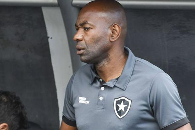 Com dez pontos de vantagem, interino aborda o título: «Já está dando esse cheirinho»