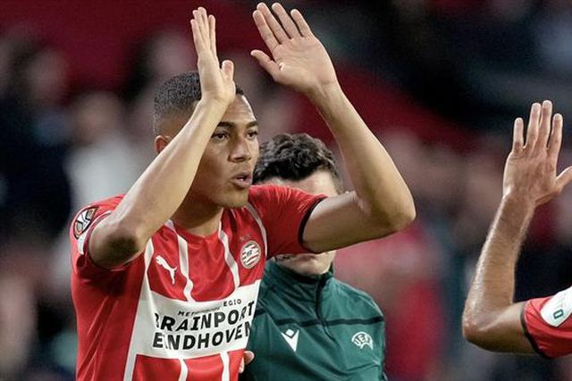 Carlos Vinícius marca dois na goleada do PSV