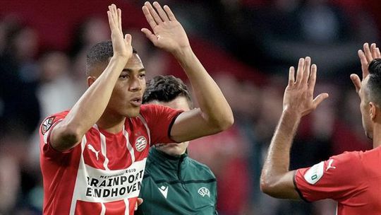 Carlos Vinícius marca dois na goleada do PSV
