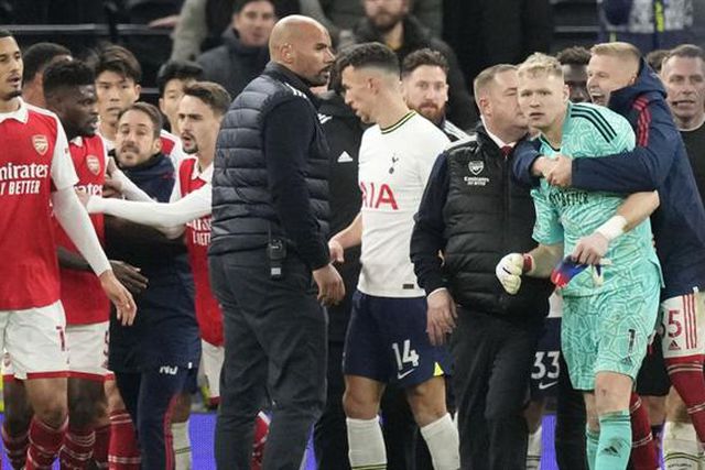 Adepto que agrediu Ramsdale proibido de entrar em estádios até 2027