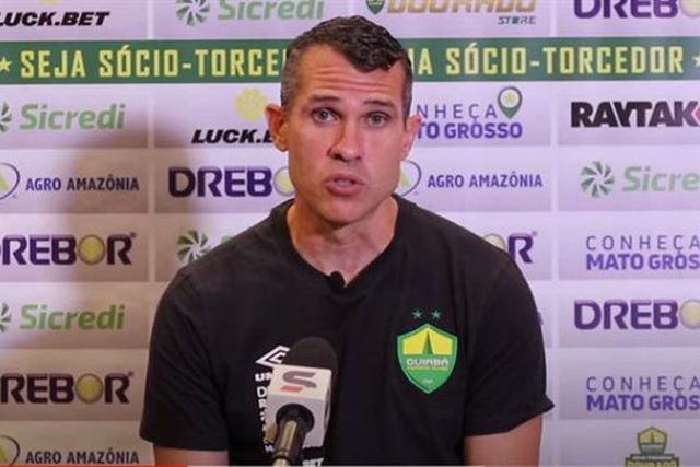 Adjunto de António Oliveira pede desculpa por derrota