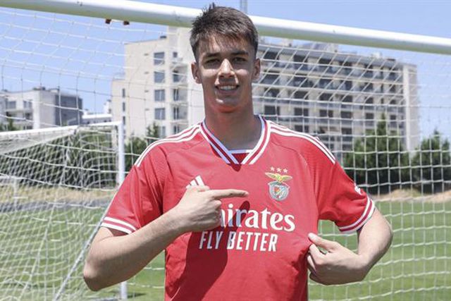 Oficial: Jovem promessa sérvia chega para a baliza e revela inspiração em duas antigas águias