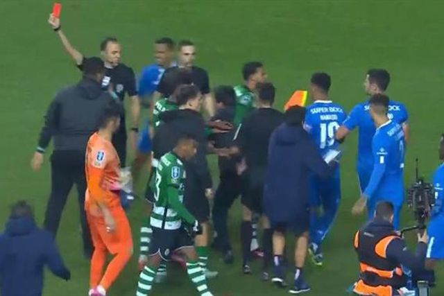 Adjunto de Amorim castigado por empurrar Otávio na final da Taça da Liga (vídeo)