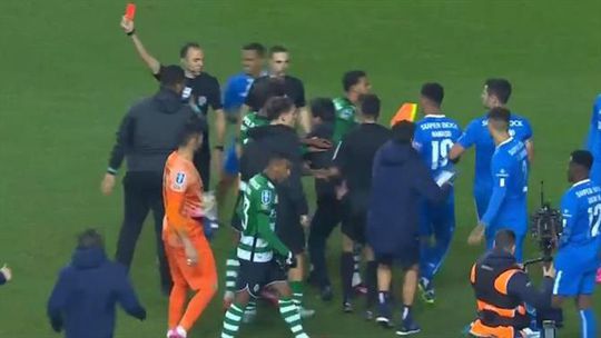 Adjunto de Amorim castigado por empurrar Otávio na final da Taça da Liga (vídeo)