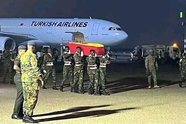 Corpo de Atsu recebido no Gana com honras militares (fotos)