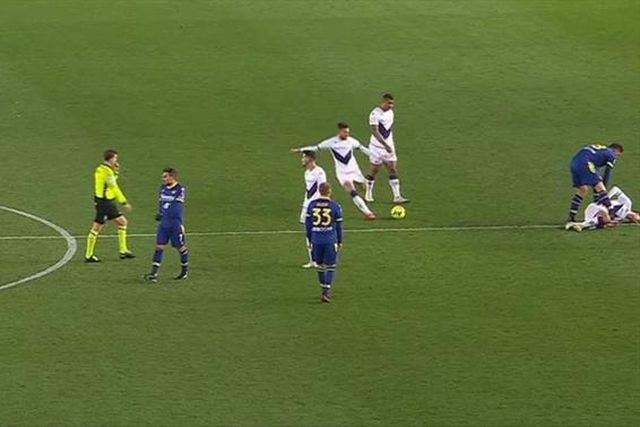 Lateral da Fiorentina ensaiou remate antes do meio-campo… e marcou um golão (vídeo)