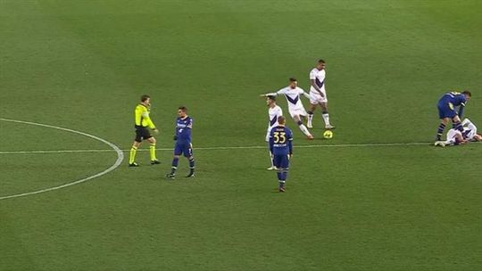 Lateral da Fiorentina ensaiou remate antes do meio-campo… e marcou um golão (vídeo)