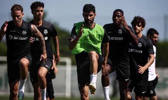 Leão a trabalhar o físico sempre com a bola presente