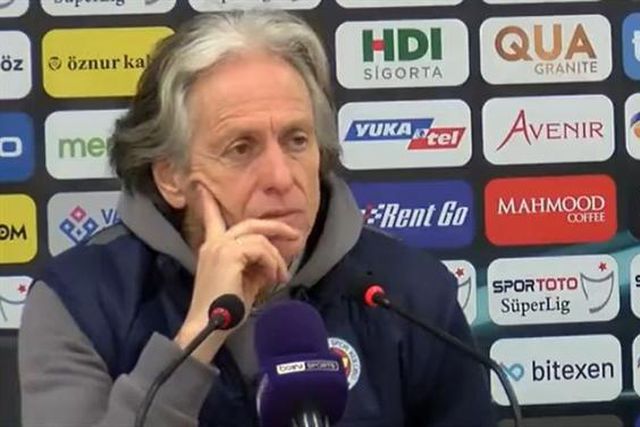 Após vitória, Jorge Jesus atira: «Campeonato não tem verdade desportiva»