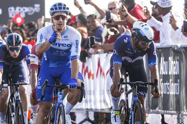 Volta aos Emirados: Groenewegen superior no sprint final  