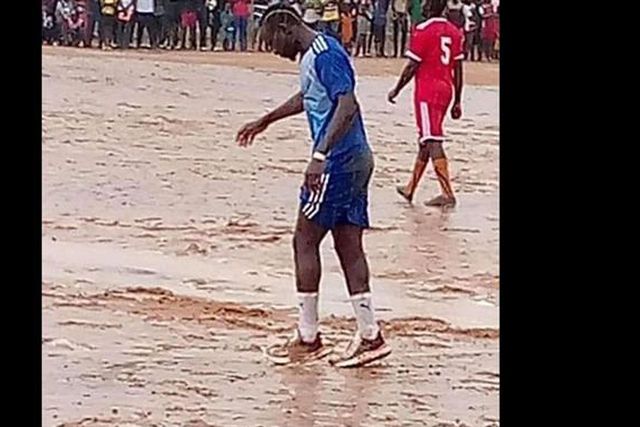 Mané regressa às origens e não se deixa travar por lama e chuva (vídeo)