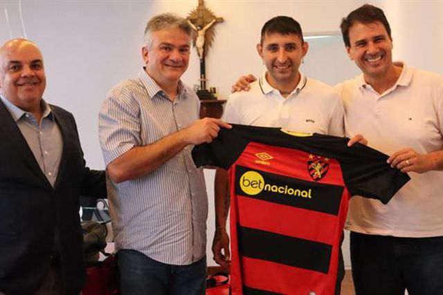 Oficial: Ex-Sporting e Arouca ruma ao segundo escalão do futebol brasileiro