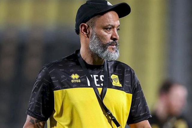 Nuno Espírito Santo vence Pedro Emanuel e é líder à condição