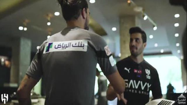 A praxe a Rúben Neves no primeiro dia de treinos do médio português às ordens de Jorge Jesus