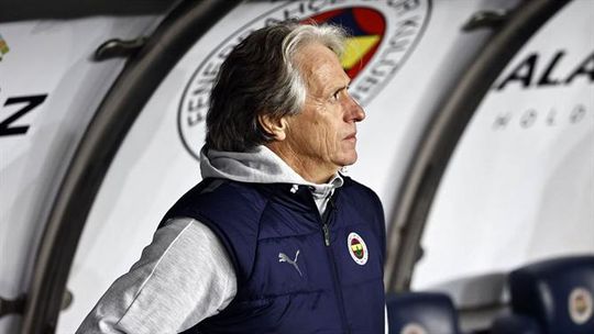 Fenerbahçe, de Jorge Jesus, proibido de ter adeptos no próximo jogo fora após protestos contra o Governo