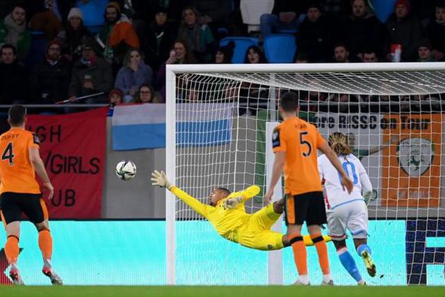 A espetacular defesa de Gavin Bazunu (vídeo)