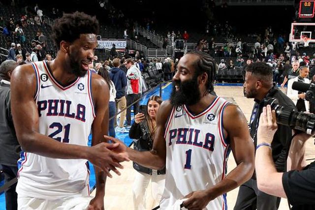 Embiid e Harden chamam Bucks à terra