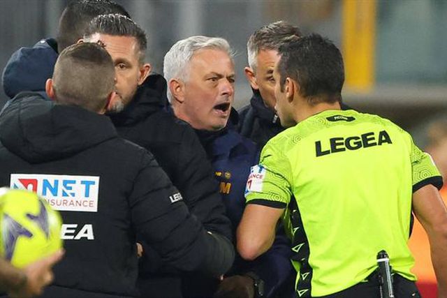 Árbitro que se 'pegou' com Mourinho despromovido